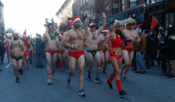 Το διαφορετικό Santa Run: Αϊ Βασίληδες - δρομείς με μαγιό στην παγωμένη Βοστώνη