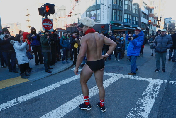 Το διαφορετικό Santa Run: Αϊ Βασίληδες - δρομείς με μαγιό στην παγωμένη Βοστώνη