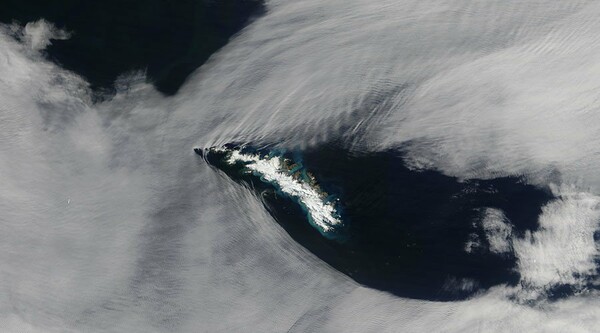 H NASA δίνει στη δημοσιότητα μια μαγευτική εικόνα με σύννεφα «σκαλισμένα» από βαρυτικά κύματα