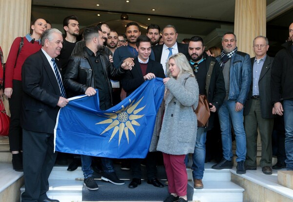 Με τη σημαία της Μακεδονίας και πανηγυρισμούς υποδέχτηκαν τον Καμμένο μέλη της νεολαίας ΑΝΕΛ