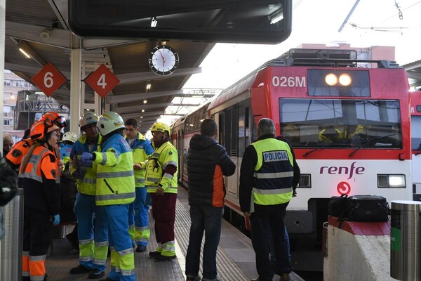 Ένας νεκρός και τουλάχιστον πέντε τραυματίες σε εκτροχιασμό τρένου στην Ισπανία