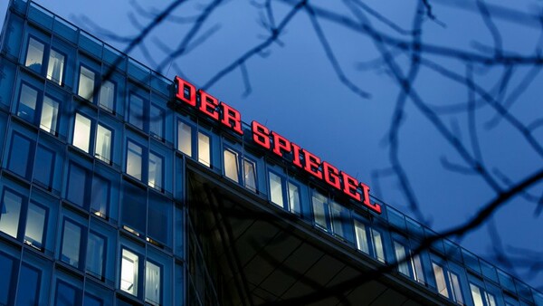 Der Spiegel: Σε διαθεσιμότητα δύο στελέχη του ύστερα από το σκάνδαλο των fake news