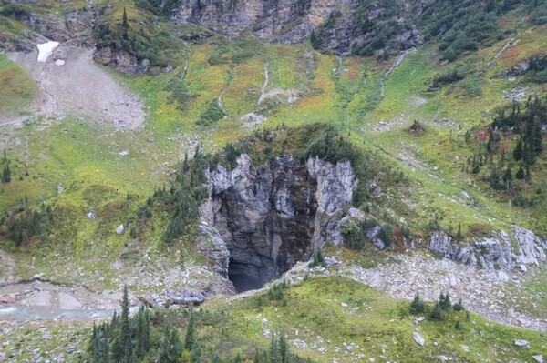 Ανακάλυψαν γιγαντιαίο σπήλαιο στον Καναδά - Μυστήριο το πώς ήταν κρυμμένο