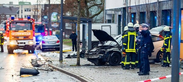 Γερμανία: Αυτοκίνητο έπεσε σε πεζούς που περίμεναν σε στάση λεωφορείου- Ένας νεκρός (upd)