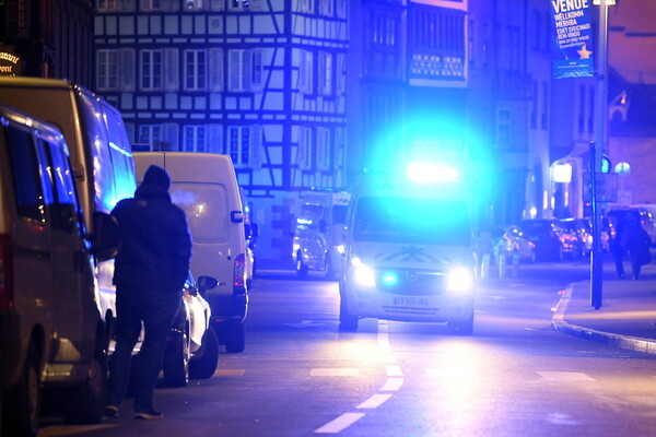 Νύχτα τρόμου στο Στρασβούργο: Νεκροί, τραυματίες και ανθρωποκυνηγητό για τον δράστη της επίθεσης