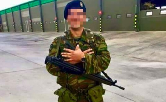 Νέα φωτογραφία στρατιώτη της ΕΛΔΥΚ που σχηματίζει τον αλβανικό αετό