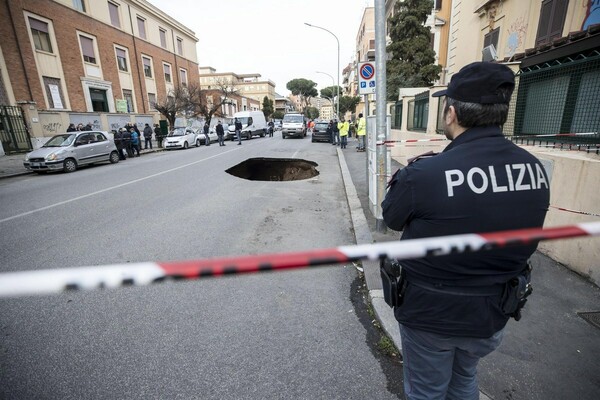 Ο στρατός θα κλείσει τις λακκούβες στους δρόμους της Ρώμης