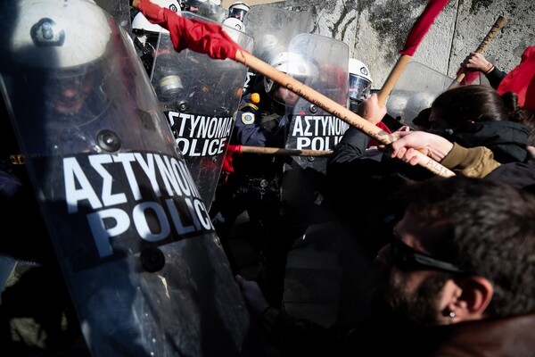 Χημικά και ένταση στο Σύνταγμα στη συγκέντρωση των εκπαιδευτικών