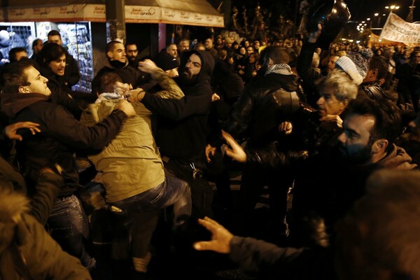 H στιγμή της επίθεσης σε μπλοκ του ΣΥΡΙΖΑ (ΦΩΤΟΓΡΑΦΙΕΣ+ΒΙΝΤΕΟ)