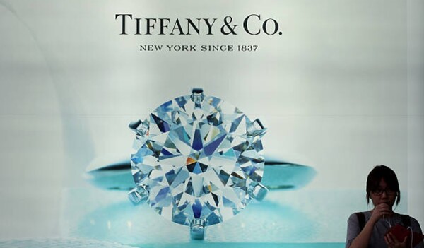 Το διάσημο κοσμηματοπωλείο Tiffany θα αναφέρει πλέον την προέλευση των διαμαντιών