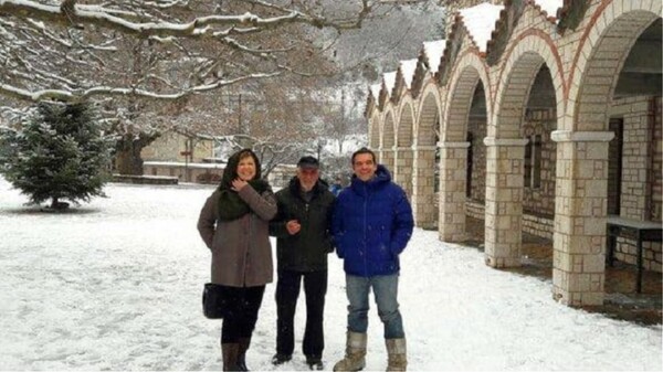 Στα χιόνια ο Τσίπρας μαζί με τη Μπέτυ και τη Γεροβασίλη