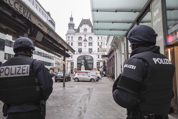 Ανθρωποκυνηγητό στη Βιέννη μετά τη φονική επίθεση στο κέντρο της πόλης