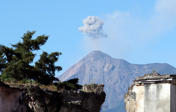 Ξανά σε φάση έκρηξης το ηφαίστειο Φουέγο στη Γουατεμάλα