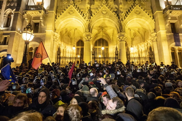 Για δεύτερη μέρα διαδήλωσαν οι Ούγγροι ενάντια στον «νόμο των σκλάβων»