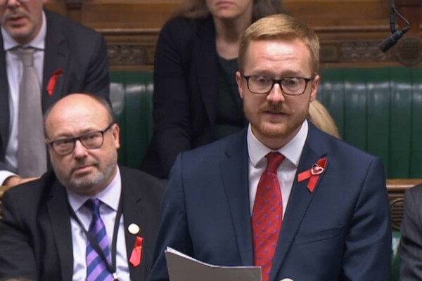 Συγκλονιστική στιγμή - Αυτός ο 32χρονος βρετανός βουλευτής αποκάλυψε στο κοινοβούλιο ότι είναι οροθετικός