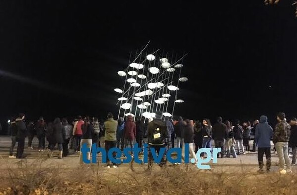 Θεσσαλονίκη: Κατέβηκε ο άντρας που είχε σκαρφαλώσει στις «Ομπρέλες»- Τι ισχυρίστηκε και γιατί το έκανε