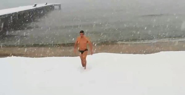 Χαλκιδική - Συμβαίνει τώρα! Παντού χιονίζει και αυτός κάνει μπάνιο