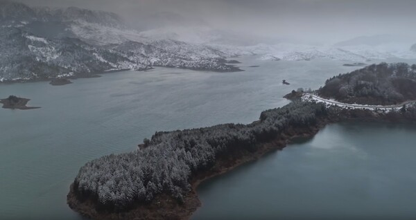 To λευκό τοπίο στη χιονισμένη Ήπειρο σε ένα εντυπωσιακό βίντεο από drone