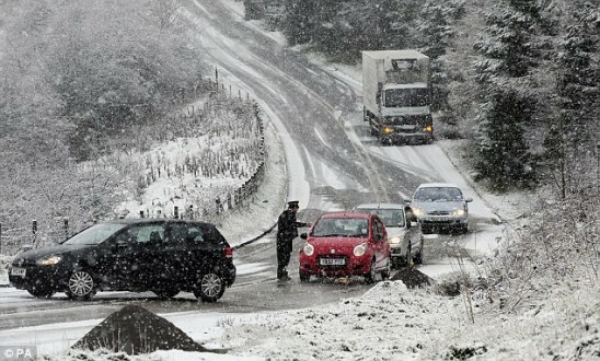 Απαγόρευση για τα φορτηγά λόγω χιονόπτωσης σε Μαλακάσα και Βίλια. Μόνο με αλυσίδες στην ΠΕΟ Αθηνών - Θηβών