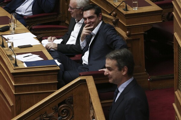 Πάνω από 8.000 άνθρωποι αξιολόγησαν τα τουίτς Τσίπρα και Μητσοτάκη για την Παρί. Να τα αποτελέσματα του γκάλοπ μας
