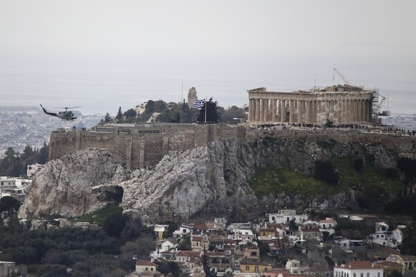 Φωτογραφίες: Mαχητικά αεροσκάφη και ελικόπτερα πάνω από τον Ακρόπολη για την πρόβα της παρέλασης