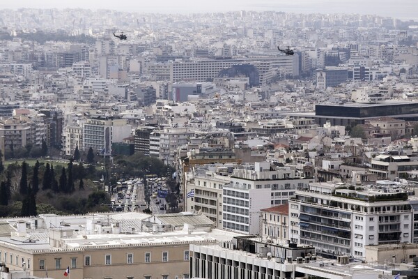 Φωτογραφίες: Mαχητικά αεροσκάφη και ελικόπτερα πάνω από τον Ακρόπολη για την πρόβα της παρέλασης