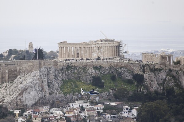 Φωτογραφίες: Mαχητικά αεροσκάφη και ελικόπτερα πάνω από τον Ακρόπολη για την πρόβα της παρέλασης