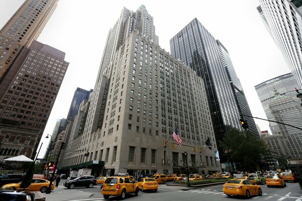 Το θρυλικό ξενοδοχείο Waldorf Astoria της Νέας Υόρκης έκλεισε σήμερα τις πύλες του για μια ανακαίνιση που θα το μεταμορφώσει