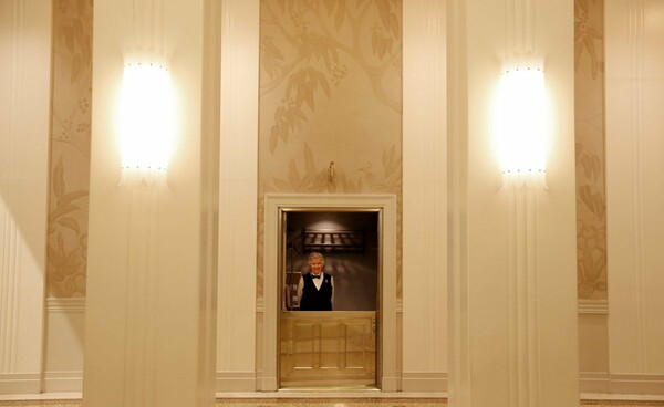 Το θρυλικό ξενοδοχείο Waldorf Astoria της Νέας Υόρκης έκλεισε σήμερα τις πύλες του για μια ανακαίνιση που θα το μεταμορφώσει