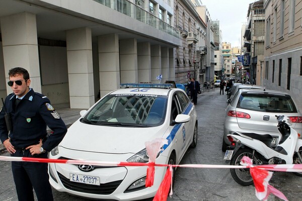 Οκτώ «τρομοπακέτα» στα ΕΛΤΑ: Πληροφορίες ότι ο Ντάισελμπλουμ ήταν «αποδέκτης» ενός και «αποστολέας» ο Βαρουφάκης