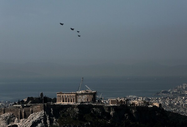 Χαμηλές πτήσεις μαχητικών αεροσκαφών πάνω από την Ακρόπολη