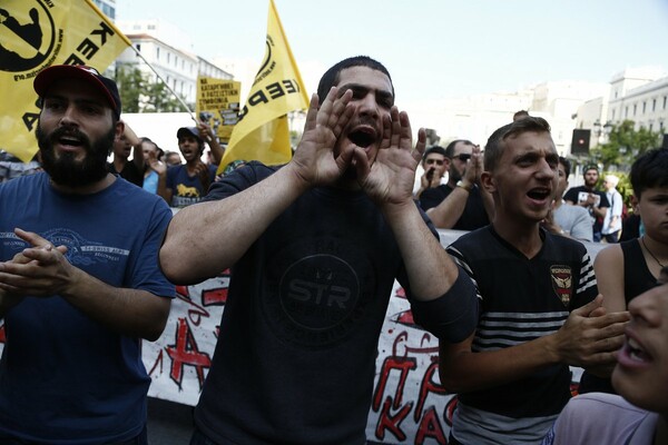 Ολοκληρώθηκε η αντιφασιστική πορεία προς τα γραφεία της Χρυσής Αυγής