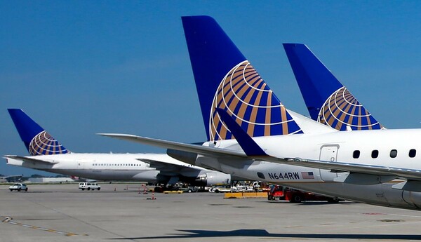 Η United Airlines δεν θα χρησιμοποιεί αστυνομικούς για να απομακρύνει επιβάτες σε υπεράριθμες πτήσεις