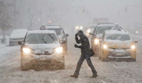 Χιονοθύελλα πλήττει τις βορειοανατολικές ΗΠΑ- Σχολεία έκλεισαν, πτήσεις ματαιώθηκαν