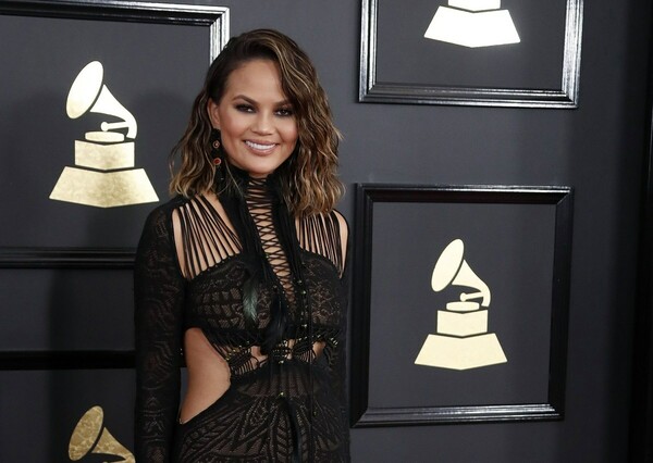 H Chrissy Teigen δηλώνει πως θα ταξιδέψει topless σε πτήση της United Airlines και δέχεται επίθεση από haters