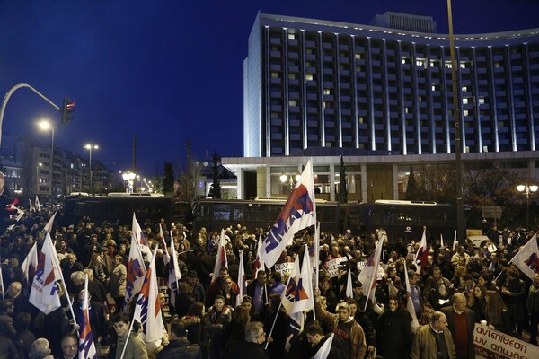 «Φρούριο» το Χίλτον για τη διαδήλωση του ΠΑΜΕ - Κλούβες και ΜΑΤ απέκλεισαν την περιοχή