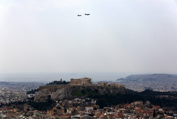Φωτογραφίες: Mαχητικά αεροσκάφη και ελικόπτερα πάνω από τον Ακρόπολη για την πρόβα της παρέλασης
