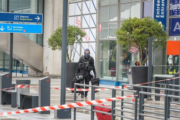 Γαλλία: Υπό κράτηση παραμένουν συγγενείς του δράστη της επίθεσης στο αεροδρόμιο Ορλί