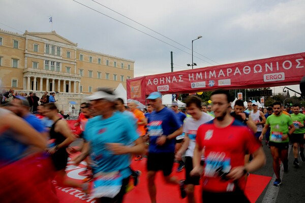 Πάνω από 20.000 δρομείς στον Ημιμαραθώνιο της Αθήνας - Μεγάλοι νικητές ο Ιωάννης Ζερβάκης και η Ουρανία Ρεμπούλη