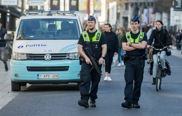 Για απόπειρα ανθρωποκτονίας κατηγορείται ο οδηγός που προσπάθησε να παρασύρει πεζούς στην Αμβέρσα