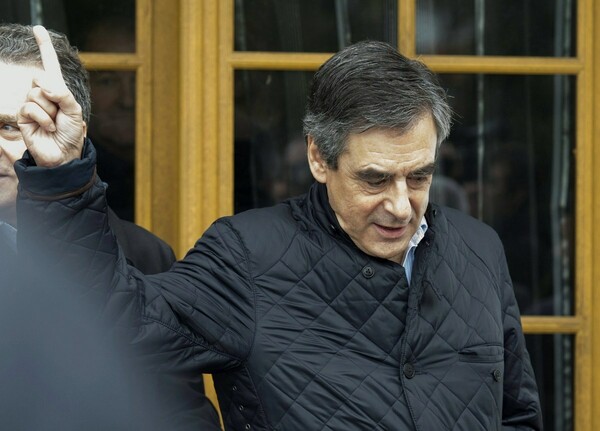 Γαλλία: Οργισμένοι διαδηλωτές πέταξαν αυγά στον Φρανσουά Φιγιόν