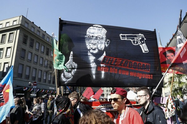 Ελβετία: Εισαγγελική έρευνα για το πανό με σύνθημα «σκοτώστε τον Ερντογάν με τα ιδία του τα όπλα»