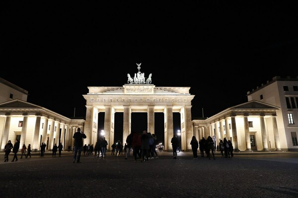 Οργή προκαλεί η άρνηση του Βερολίνου να φωταγωγήσει την Πύλη του Βραδεμβούργου στα χρώματα της ρωσικής σημαίας
