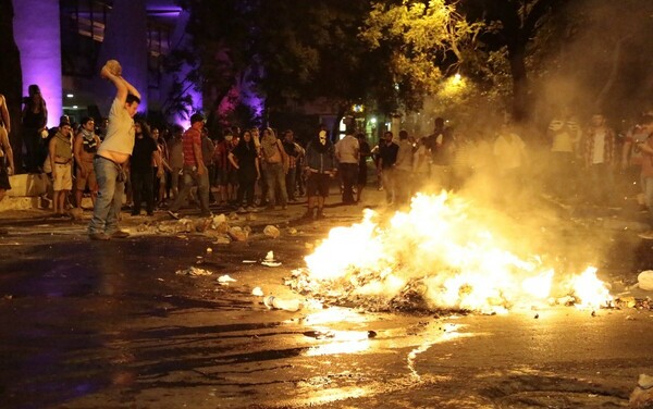 Παραγουάη: Διαδηλωτές κατέλαβαν διά της βίας κι έβαλαν φωτιά στο κτίριο του Κογκρέσου