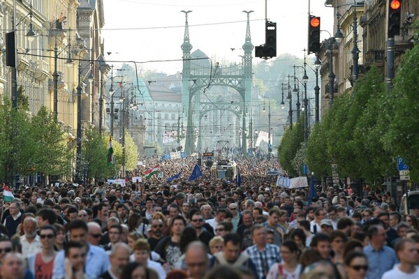 Ουγγαρία: Χιλιάδες διαδηλωτές στους δρόμους για να μη φύγει το πανεπιστήμιο του Τζορτζ Σόρος απ' τη χώρα