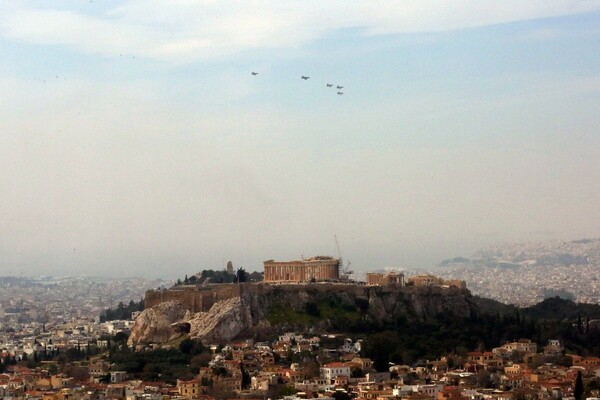 Φωτογραφίες και βίντεο από τις χαμηλές πτήσεις των μαχητικών πάνω απ' την Αθήνα