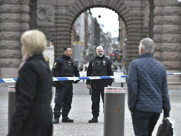 Σουηδία: «Φρούριο» η Στοκχόλμη μετά την επίθεση με το φορτηγό- Ανακρίνονται οι πρώτοι ύποπτοι
