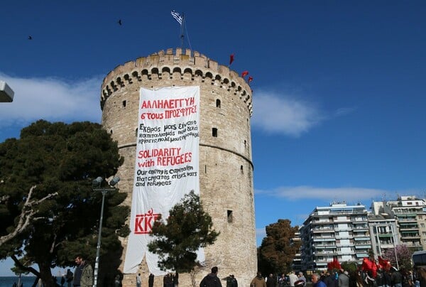 Μέλη του ΚΚΕ κρέμασαν πανό στον Λευκό Πύργο