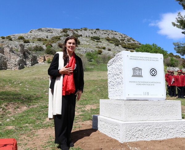 Σοβαρά τώρα - Κανείς δεν πρόσεξε το τραγικό λάθος στην επιγραφή της UNESCO για τον αρχαιολογικό χώρο των Φιλίππων;