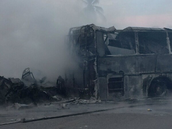 Μεξικό: Μετωπική σύγκρουση λεωφορείου με βυτιοφόρο καυσίμων- Δεκάδες νεκροί και τραυματίες